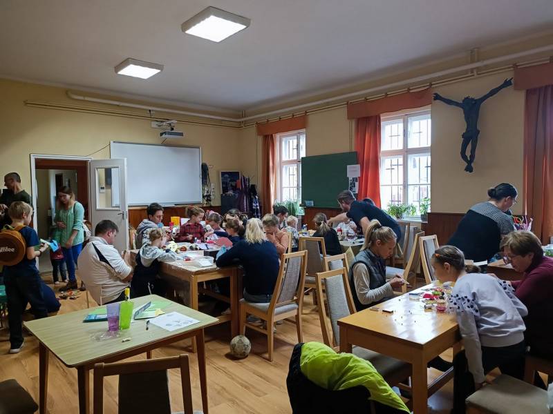 Rózsafüzér fűzés.jpg